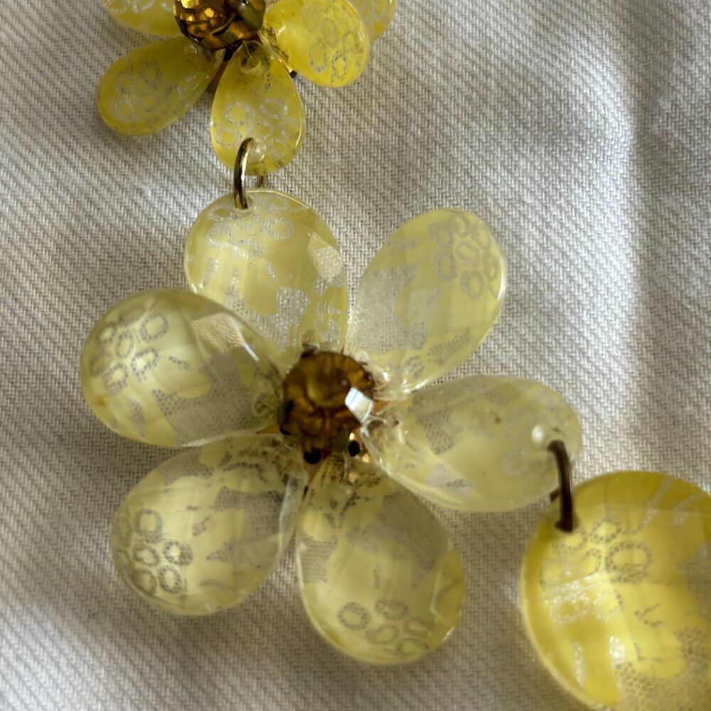 Yellow Acrylic Flower Statement Necklace Crystal Centers Gold Chain - Picture 2 of 6
